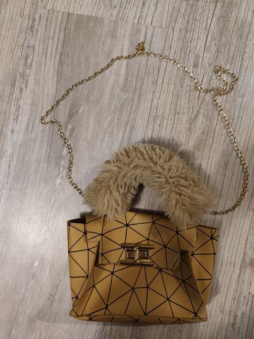 Śliczna torebka z włochatą rączką.