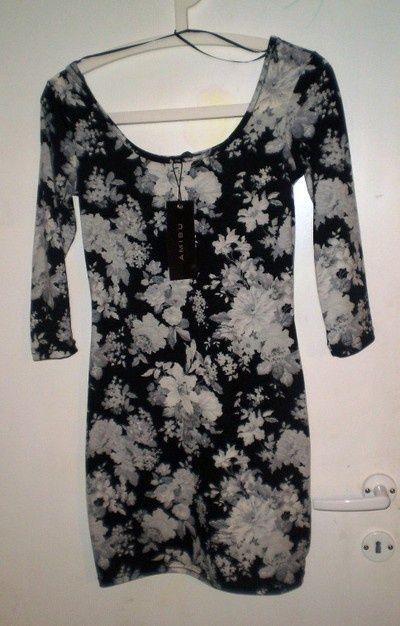 sukienka w kwiaty obcisła slim fit mini New Yorker Amisu XS S krótka