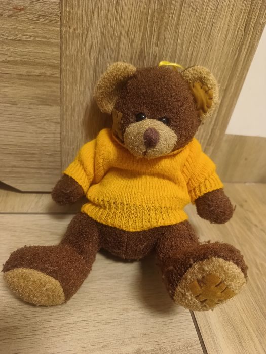 Mały brązowy miś zawieszka w pomarańczowym sweterku ubranku teddy bear