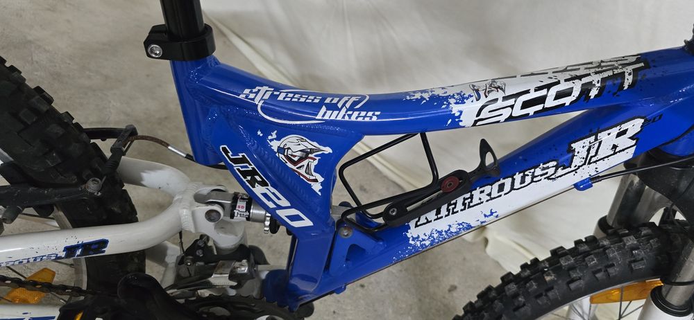 bicicleta de montanha Scott Nitrous JR20 azul e branca com suspensão total.