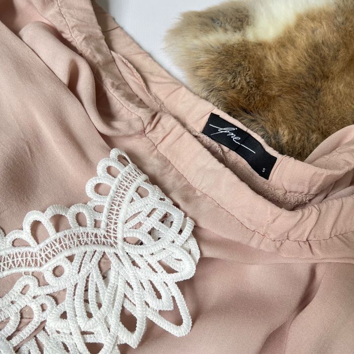 Крута бежева натуральна сукня з мереживом