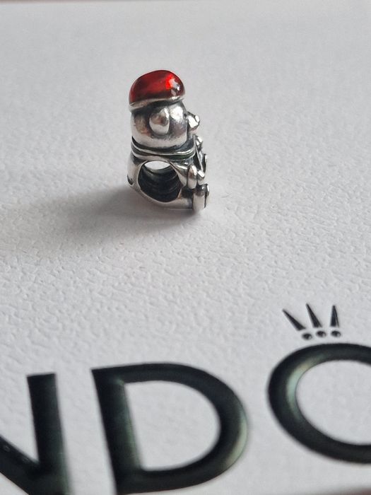 Charms Pandora miś świąteczny