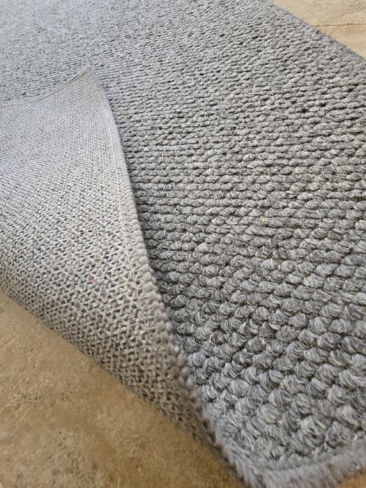Tapete Cinzento de Textura Grossa (Estilo Bouclé / Loop Pile)