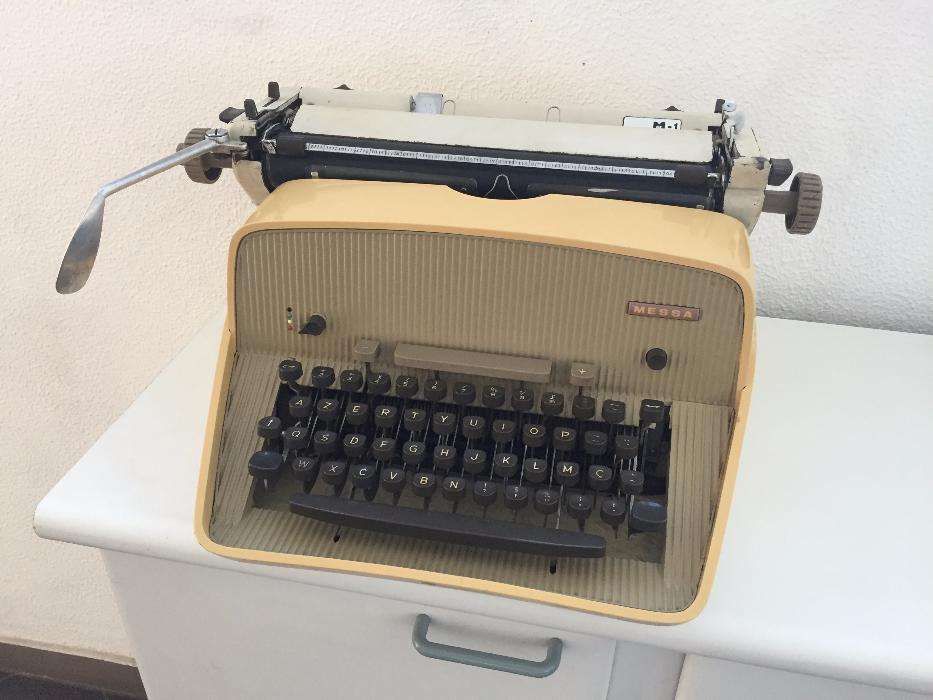 Máquina de Escrever Antiga MESSA