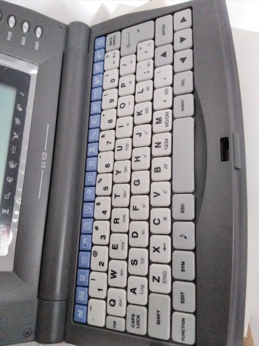 Agenda eletrónica 64kb antiga, anos 90, com pilhas