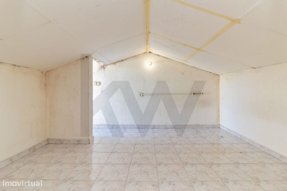 Pequena Moradia com Sótão Aproveitado e Logradouro - Centro de Setúbal