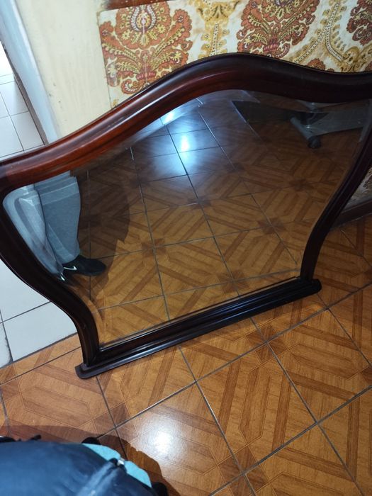 Espelho grande com moldura em madeira