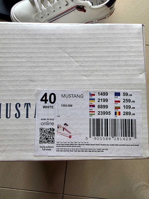 MUSTANG Trampki damskie niskie w kolorze białym roz. 40