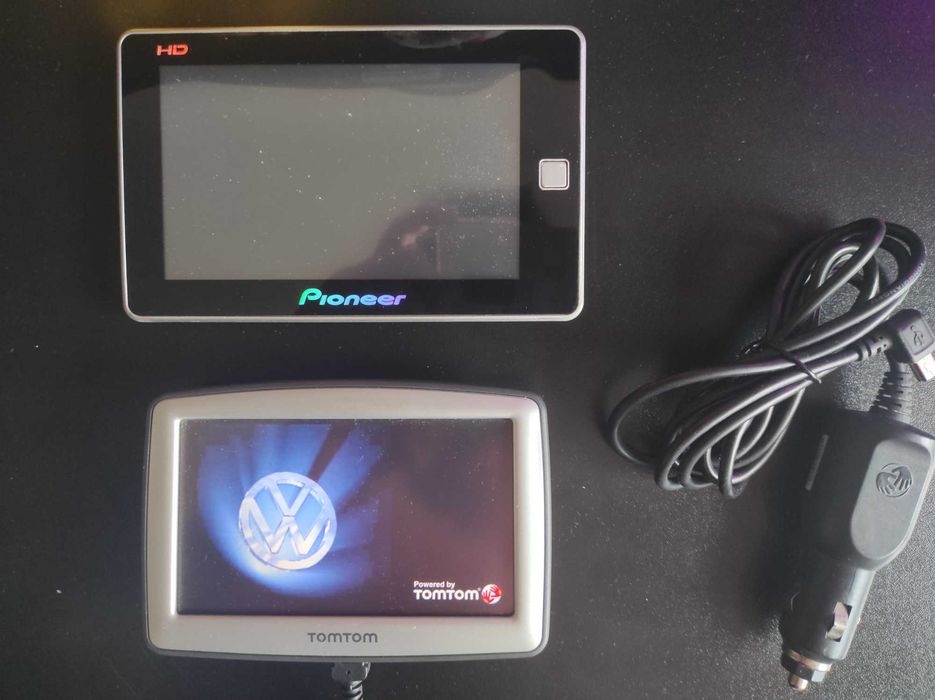 Лот GPS-навігаторів Pioneer та TomTom + автозарядка