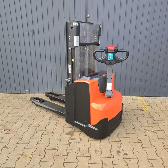 Paleciak elektryczny z niskim masztem Toyota Swe 200 unoszone ramiona