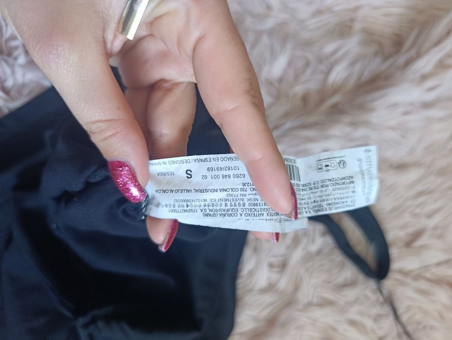 Sukienka odkryte plecy s Stradivarius