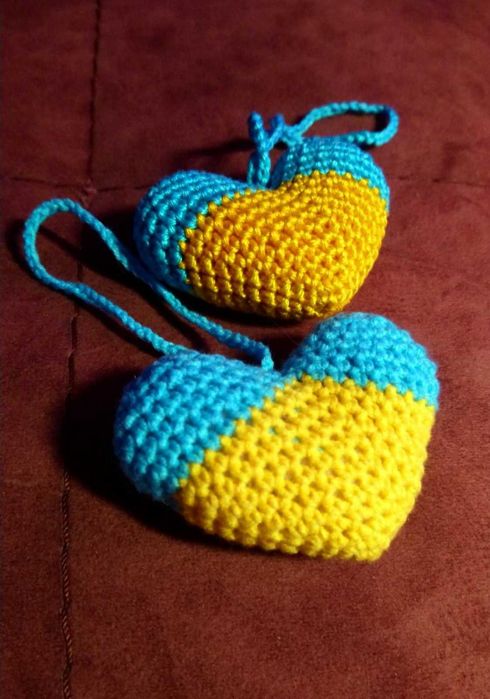 Брелок Сердце Украины. Сувенир.  Вязаный. Ручная работа Амигуруми.
