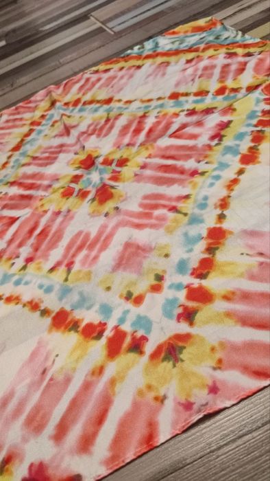 Jedwabny szal z pięknym wzorem