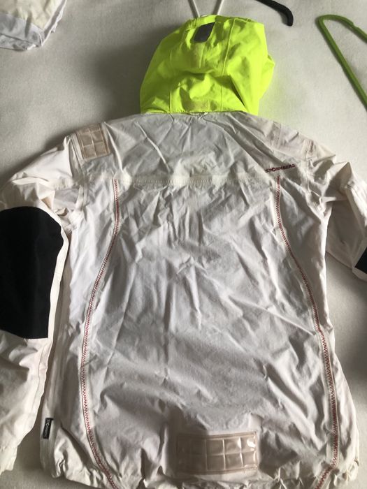 Biała kurtka sportowa damska