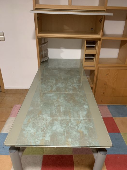 Escritorio com muita arrumação