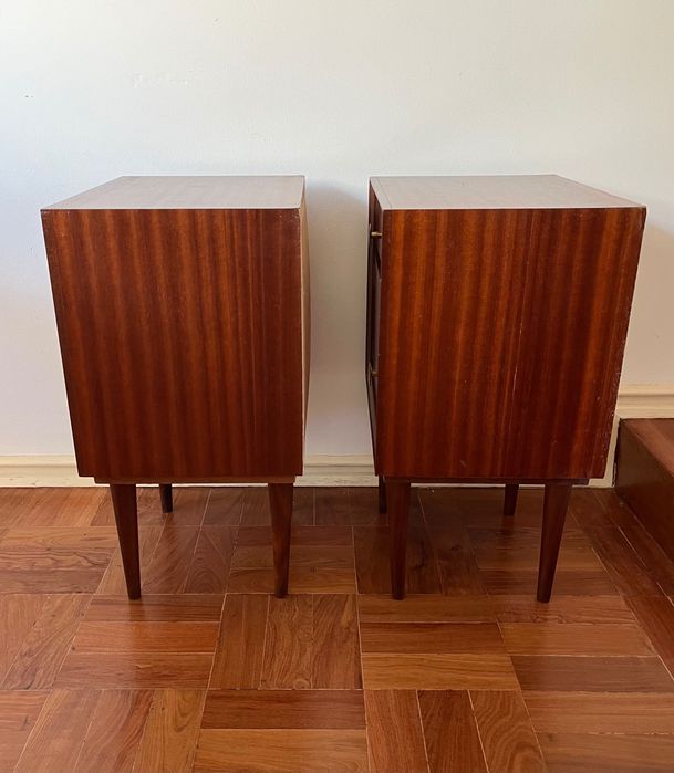 Par de Mesas de Cabeceira Mid-Century Modern – Anos 60