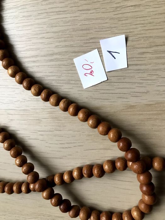 Naszyjniki z drewnianych elementów