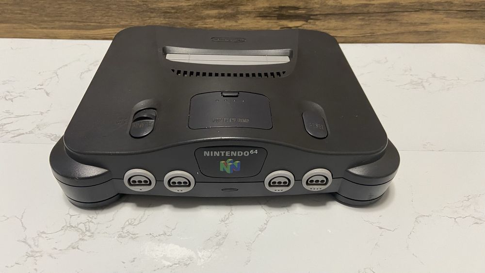 Consola Nintendo 64 + 2 comandos + jogos + acessórios