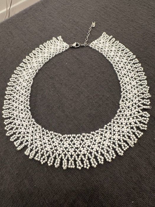 Elegancki naszyjnik z koralików – rękodzieło, biały