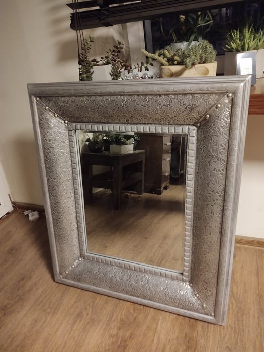 Lustro w drewnianej ramie