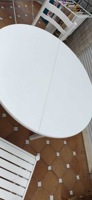 Mesa redonda branca extensível em madeira maciça + 4 cadeiras