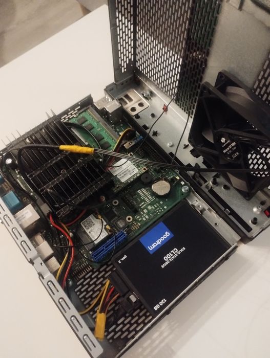 Fujitsu Futro s920 gx424cc 4rdzenie 8gb ram SSD AMD serwer