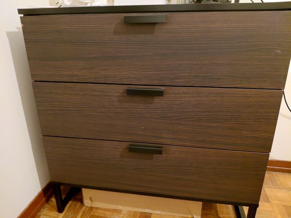 Cómoda em cor preta wengue  com três gavetas de arrumação