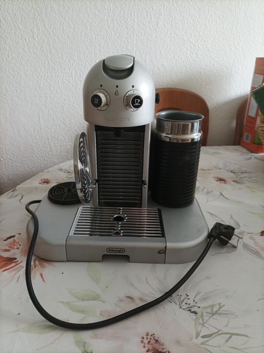 Кавоварка на капсули Delonghi