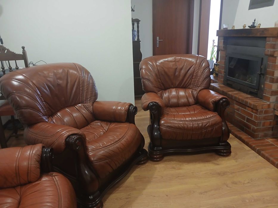 Sofá e 2 poltronas em  pele genuína e em madeira