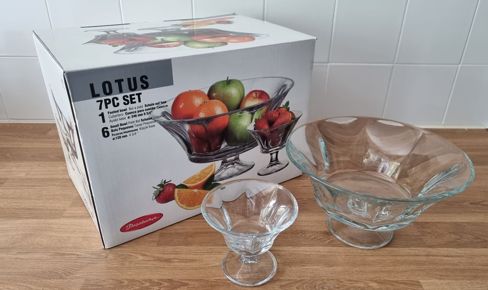 Taças de sobremesa com fruteira