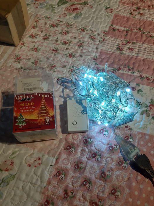 Árvore de Natal com bolas, luzes e presépio