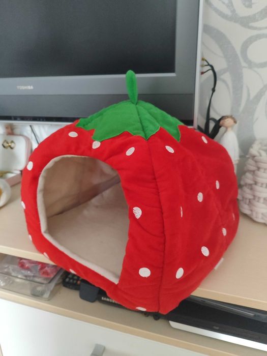 Будиночок для котів та собак Суниця червоний