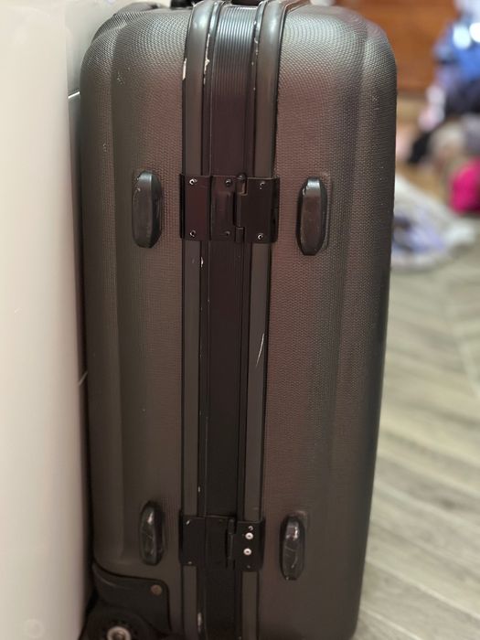 Продам свои чемоданы по ненадобности