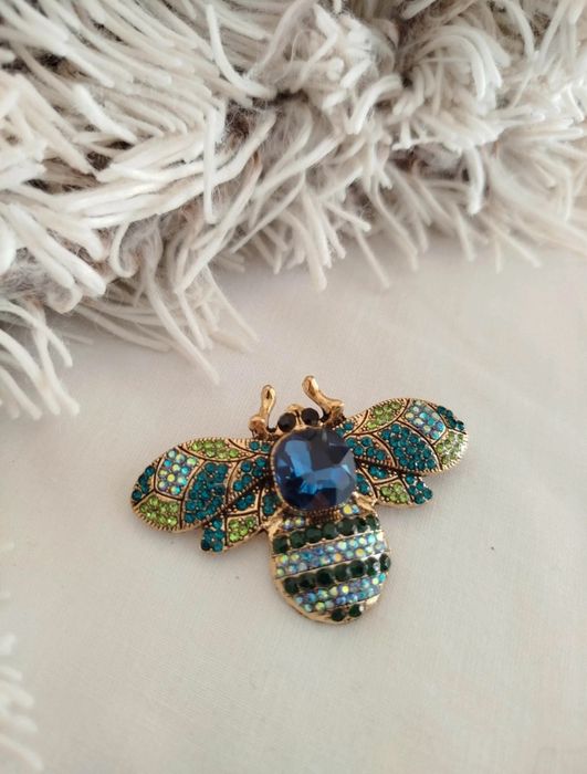 Piękna bogato zdobiona broszka żuk w kolorach granatu i zieleni