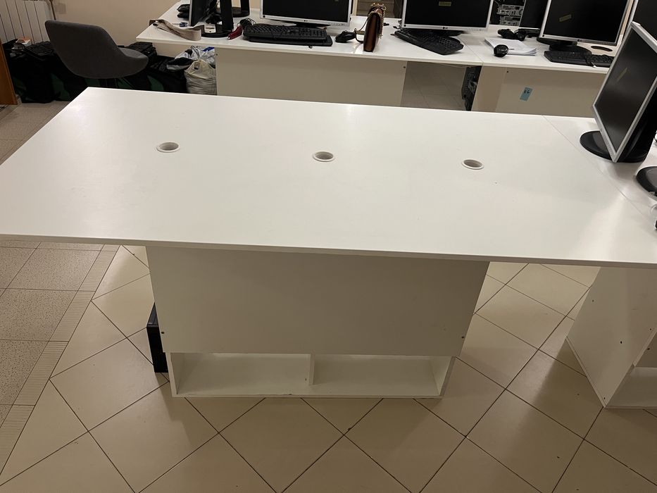 Продаємо офісні меблі