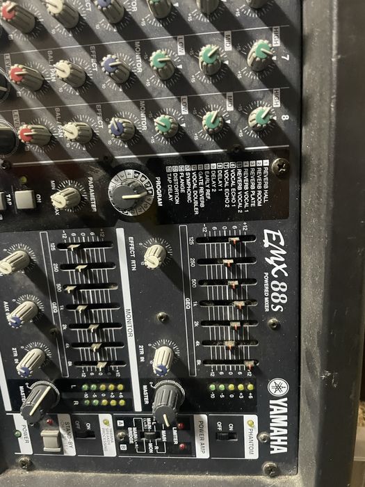 Yamaha emx88s com saco de transporte