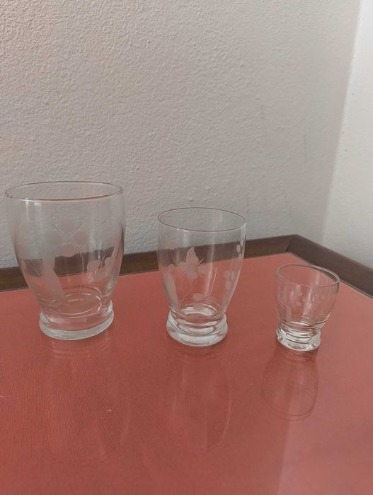 Conjunto 28 peças em vidro gravado