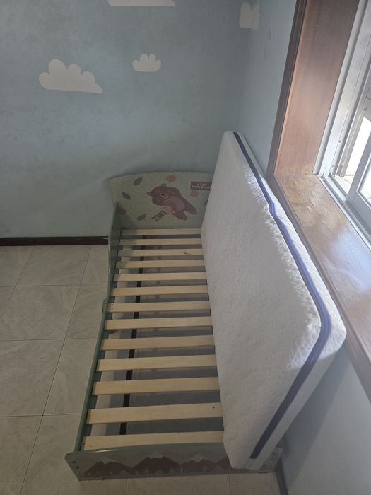 Cama e colchão infantil