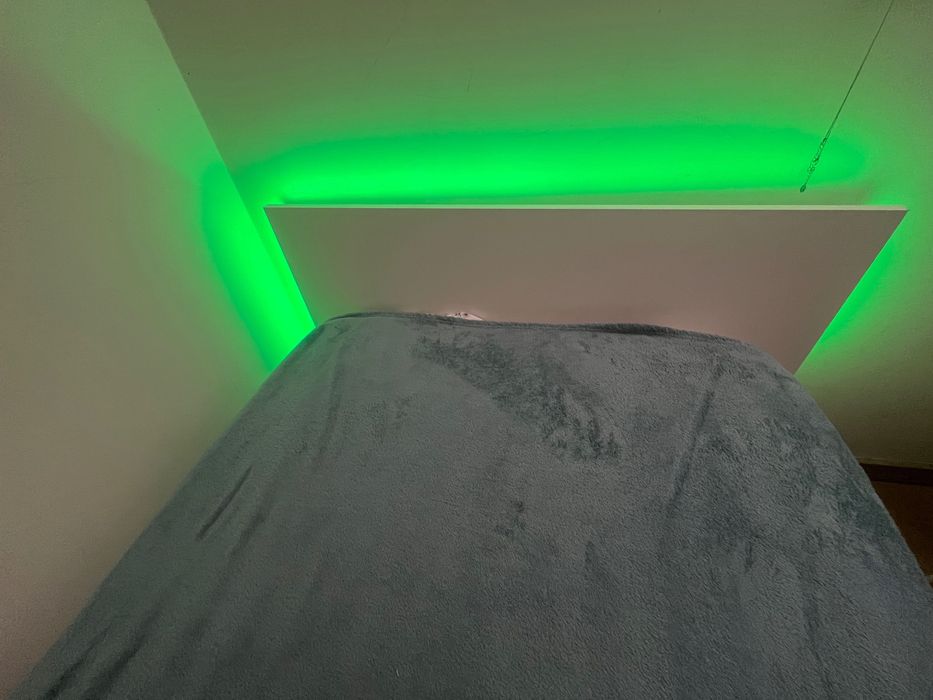 Cama com colchão e luzes led nova