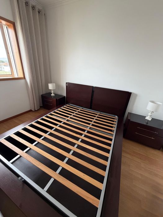 Cama de casal - inclui colchão, estrado, 2 cabeceiras e 2 candeeiros
