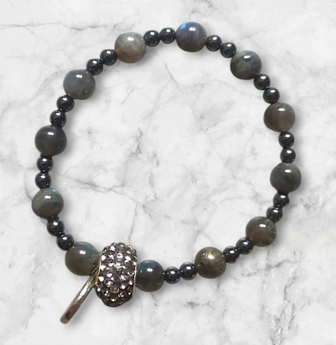 Piękna stylowa bransoletka z połyskującym labradorytem oraz hematytem