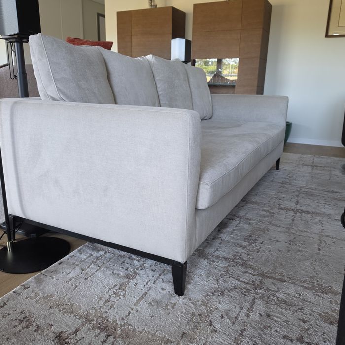 Sofá Moderno Bege/Creme (2m x 0,90cm) – Confortável e em Excelente Estado