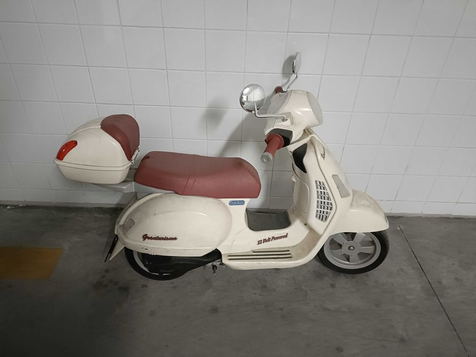 Mota 4 elétrica criança + vespa elétrica de criança. Os 2 com bateria e carregador