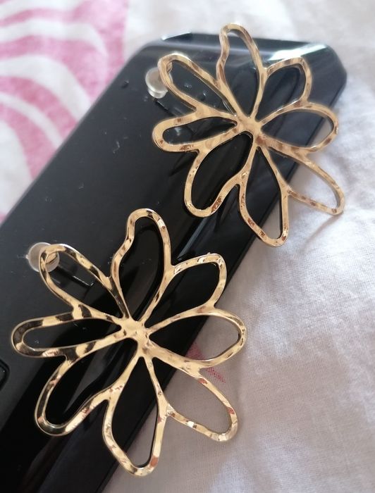 Brinco dourado flor