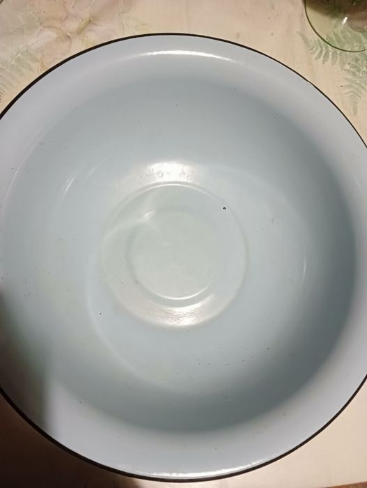 Миска алюминиевая. Эмалированная, пластмасовые. Бутыли стеклянные 10л.