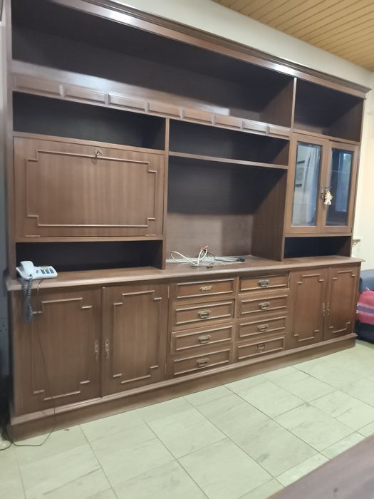 Móvel em madeira maciça