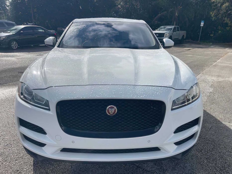 Jaguar F-PACE      2020