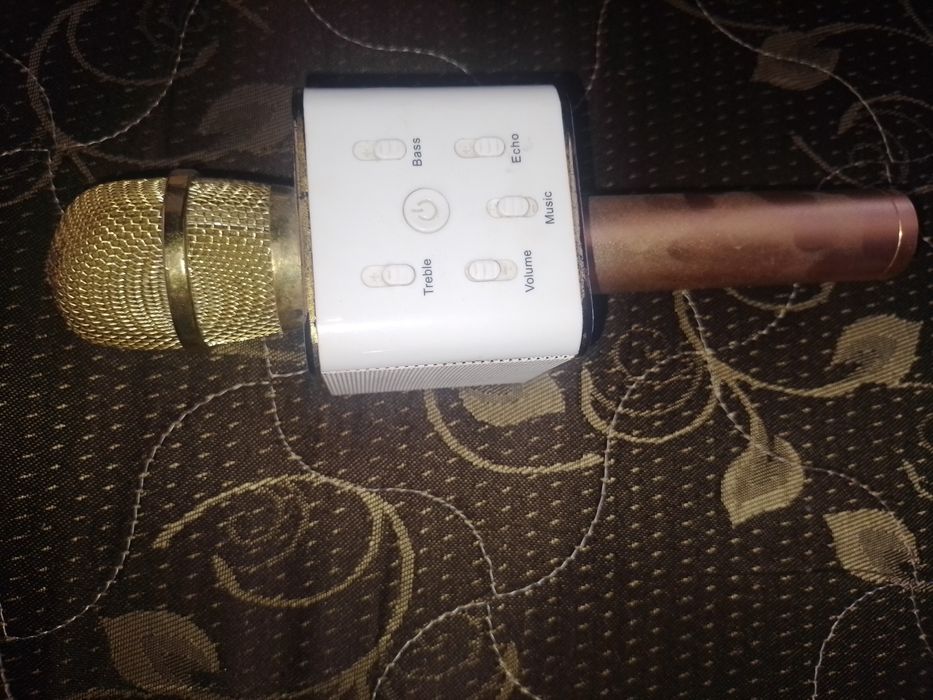 Bluetooth караоке микрофон – отличное состояние, работает идеально!