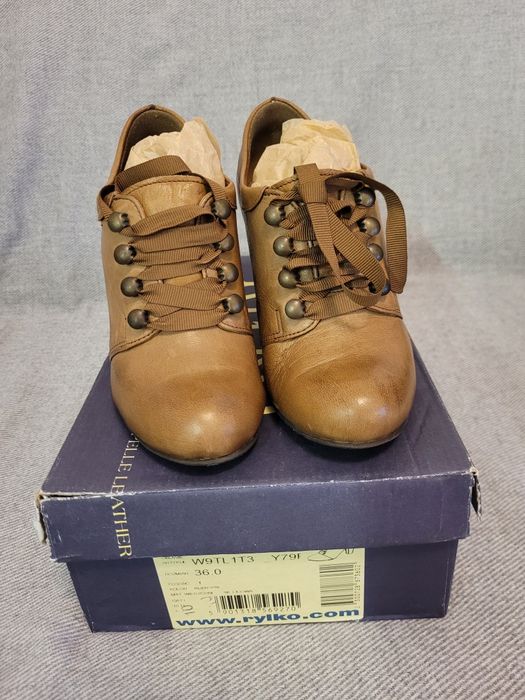 Czółenka skórzane Ryłko.