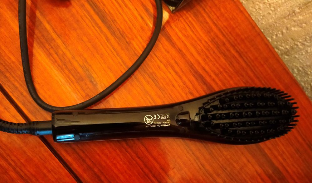 Электрическая расческа, щітка,  утюжок  фирма Trisa Brush